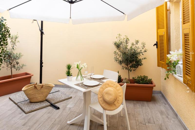 Studio with Private Garden image 2