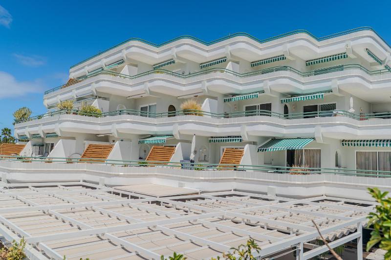 Apartamento con terraza en primera línea El Duque Altamira - image 16