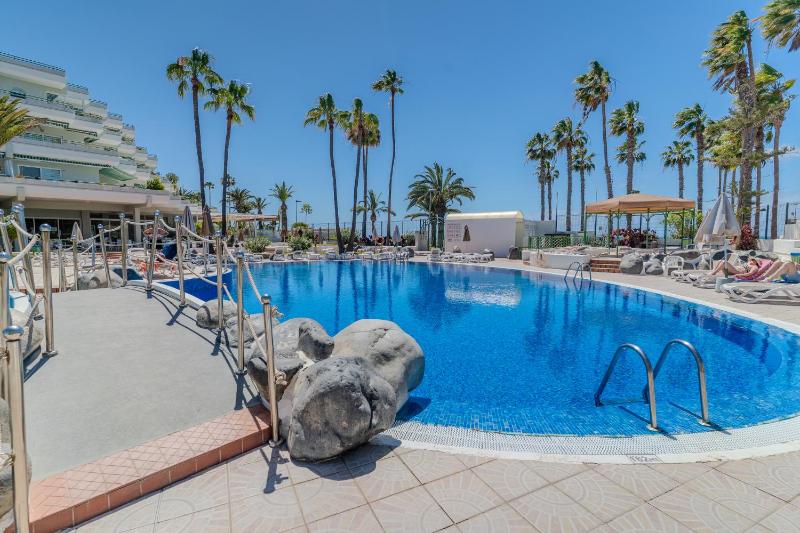 Apartamento con terraza en primera línea El Duque Altamira - image 13
