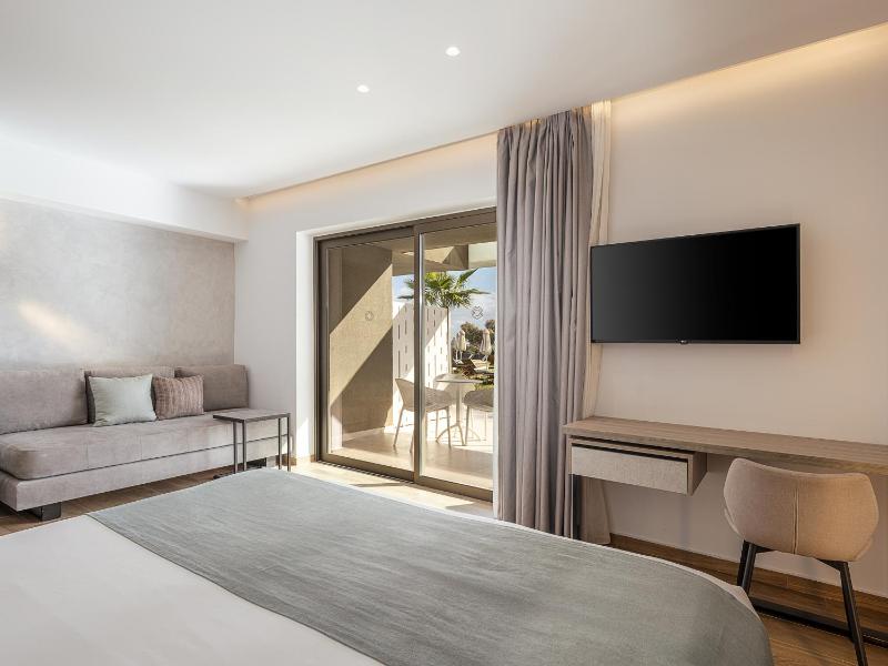 Superior Room with River Pool View image 4