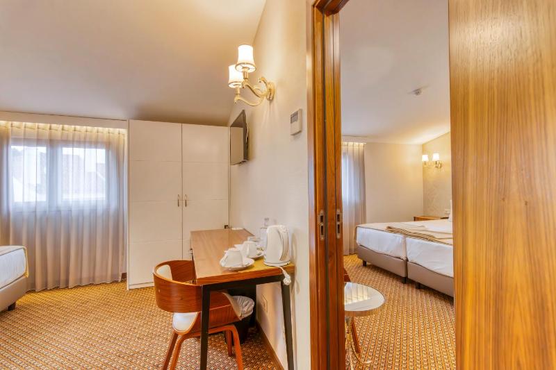 Deluxe Family Room image 2