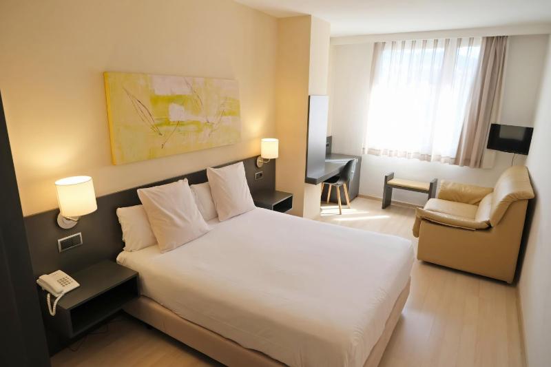 Double or Twin Room image 3