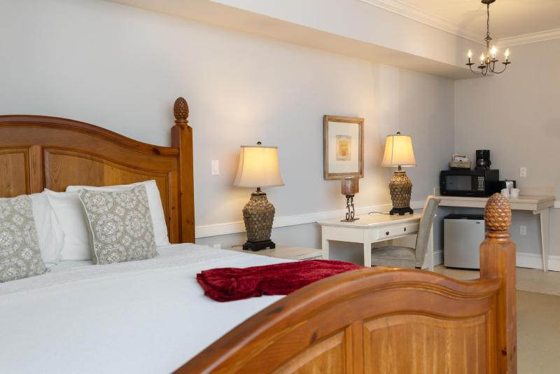 King Room with Roll-In Shower - Disability Access image 2