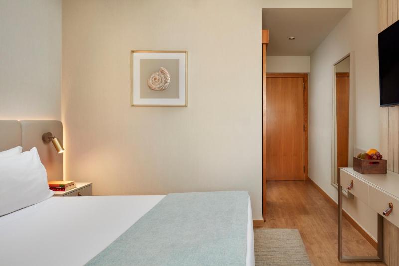 Single Room with City View image 3
