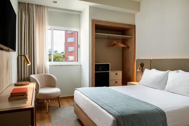 Double or Twin Room with City View image 2