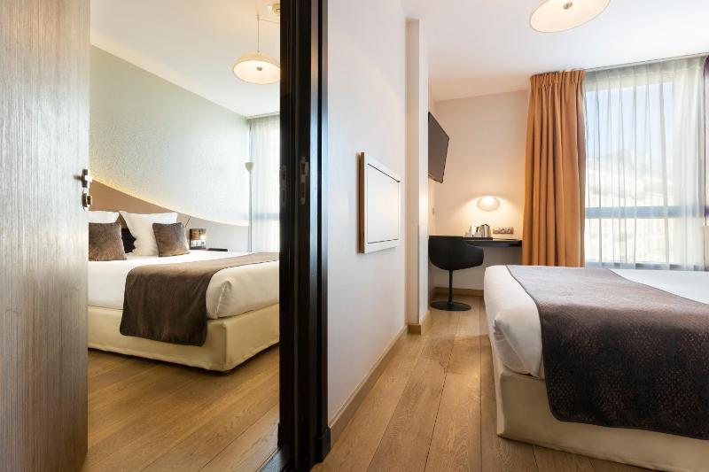 Two Connecting Double Rooms image 1