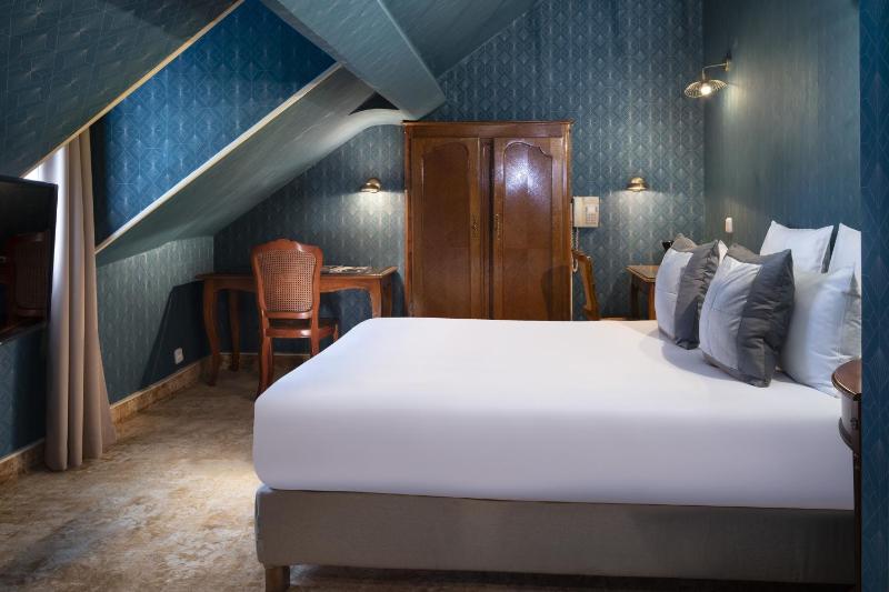 Small Double Room image 1