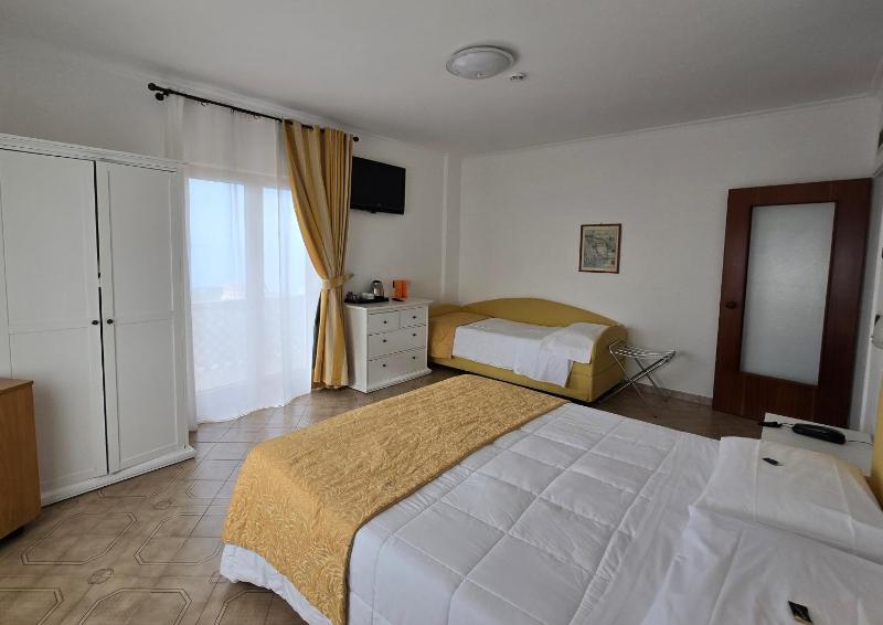 Quadruple Room with Sea View image 3