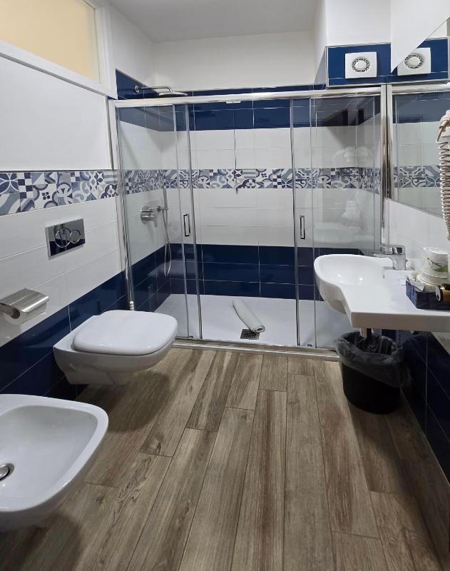 Double Room with Sea View image 3