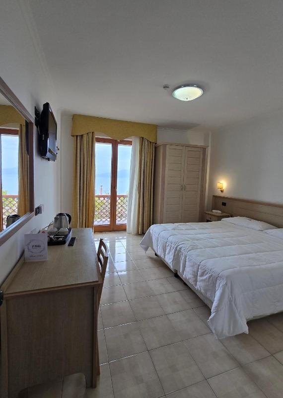 Double Room with Sea View image 4