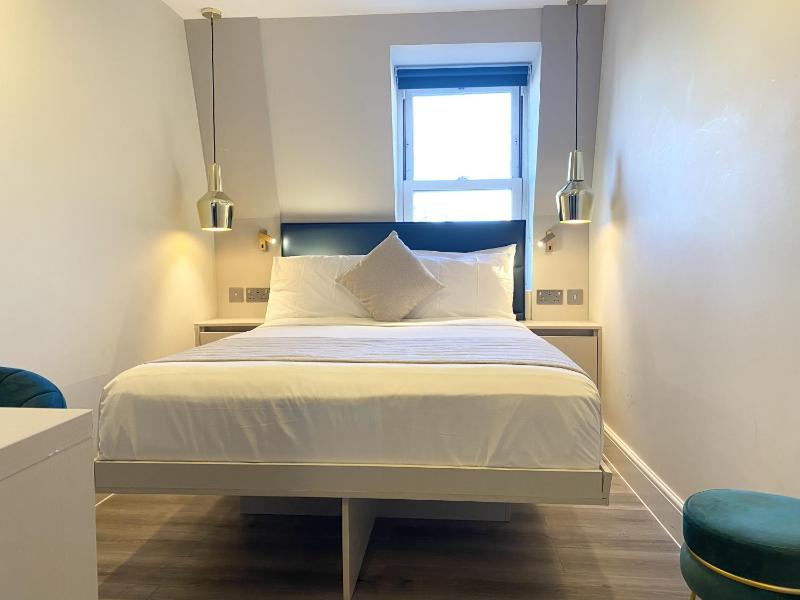 Double Room image 4