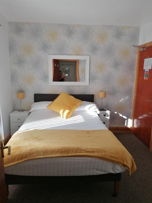 Small Double Room image 3