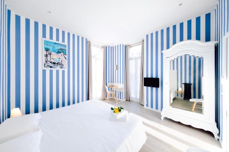 Double or Twin Room with Garden View image 3
