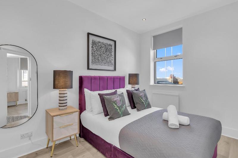 City Chic Townhouse By My Getaways - image 7