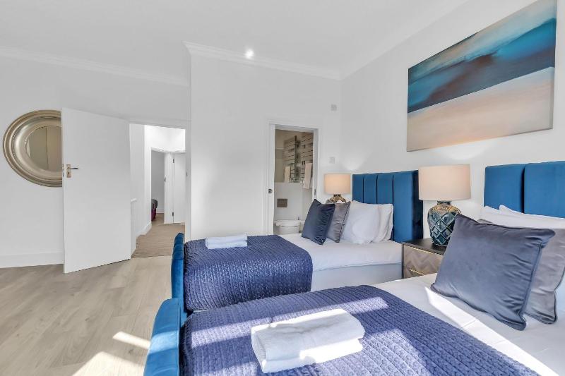 City Chic Townhouse By My Getaways - image 22