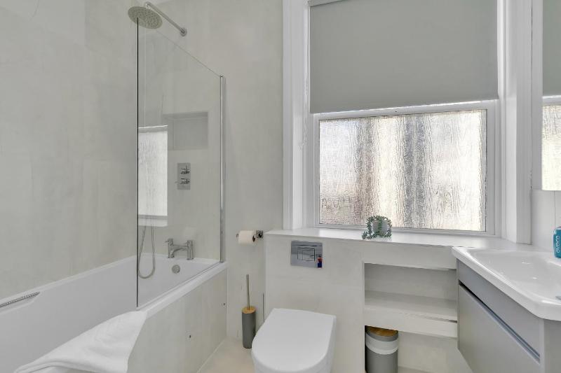 City Chic Townhouse By My Getaways - image 12