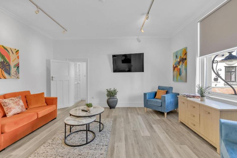 City Chic Townhouse By My Getaways - image 5