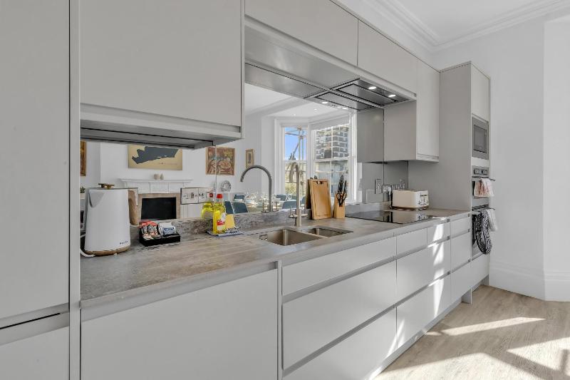 City Chic Townhouse By My Getaways - image 4