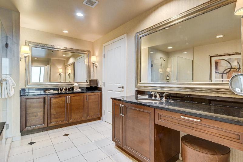One-Bedroom Apartment image 4