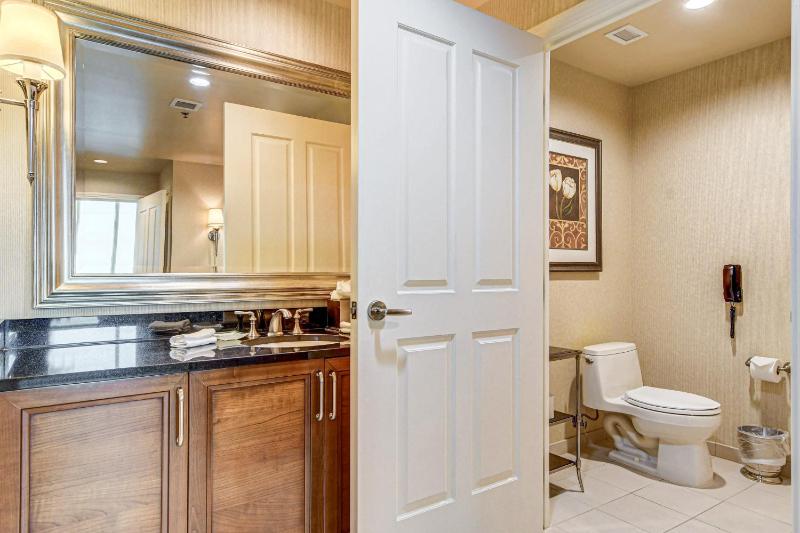 One-Bedroom Apartment image 3