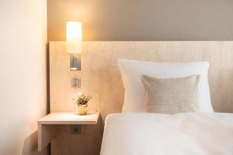 Standard Queen Room image 3