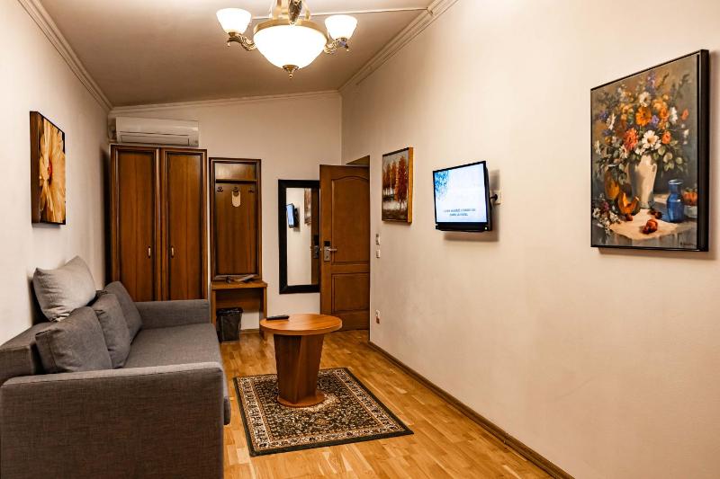 Family Room image 3