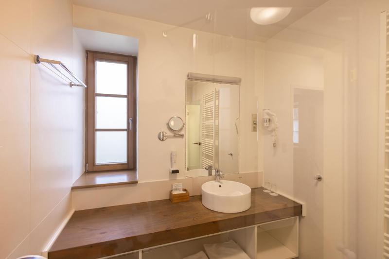 One-Bedroom Apartment image 2