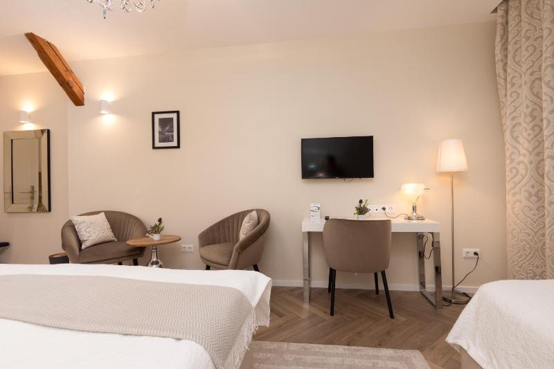 Deluxe Triple Room image 3