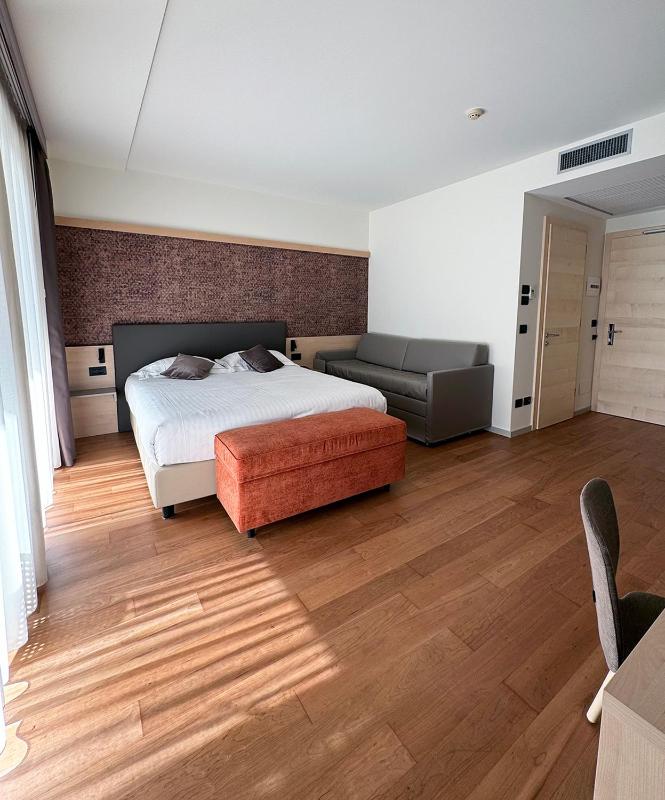 Large Double Room - Ground Floor image 4