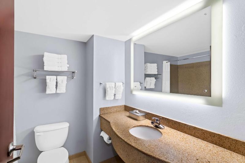 Queen Room with Two Queen Beds - Non-Smoking image 2