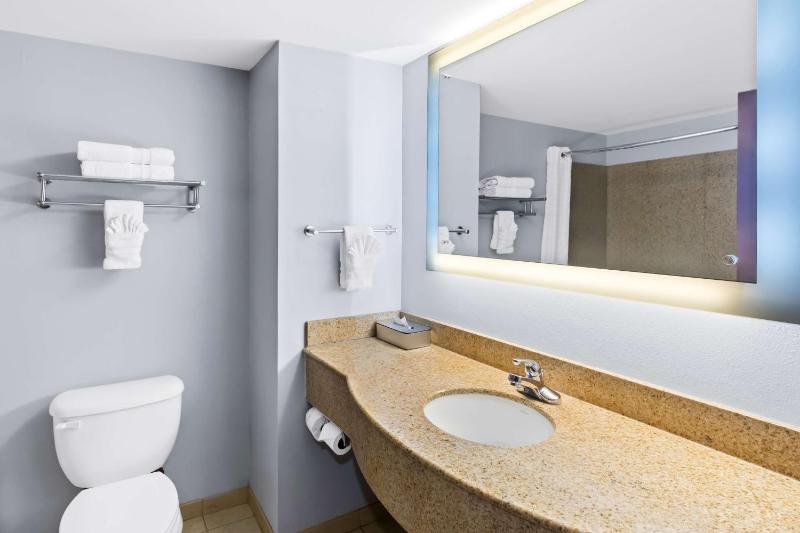 King Room - Non-Smoking image 2