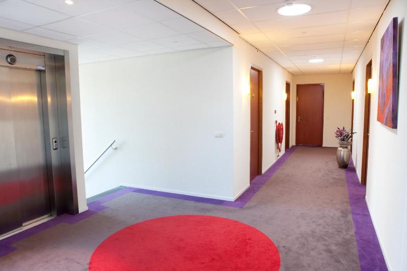 Standard Twin Room image 4