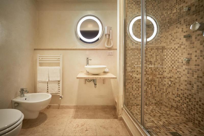 Classic Double or Twin Room image 4