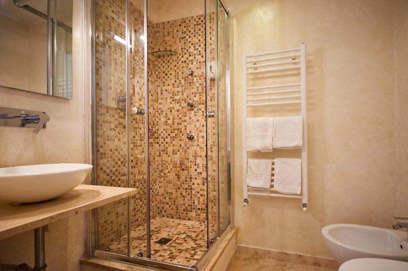 Classic Double or Twin Room image 3