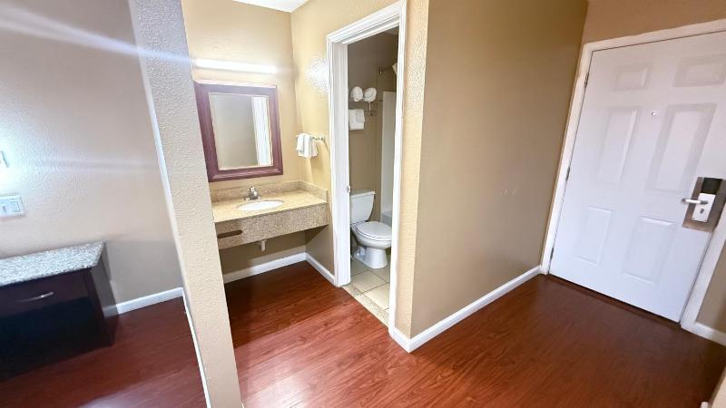 Standard King Room image 3