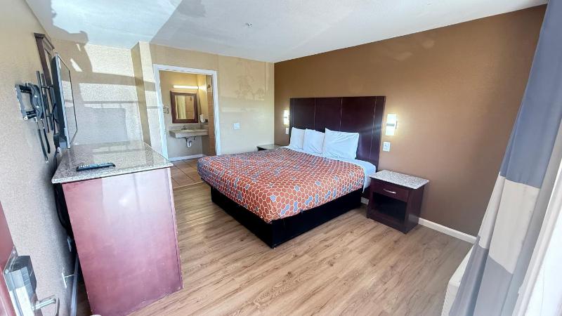 King Room with Roll-In Shower - Disability Access image 3