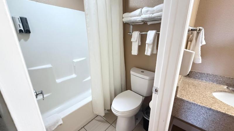 Standard Queen Room image 3