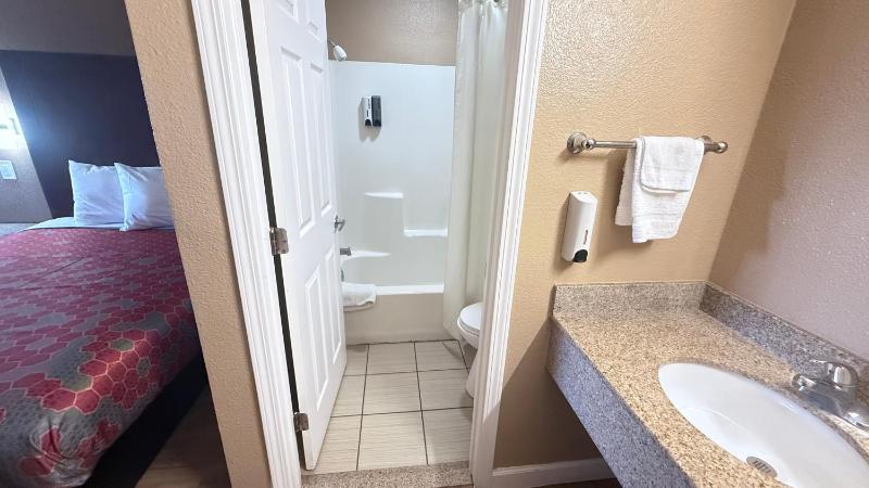 Standard Queen Room image 4