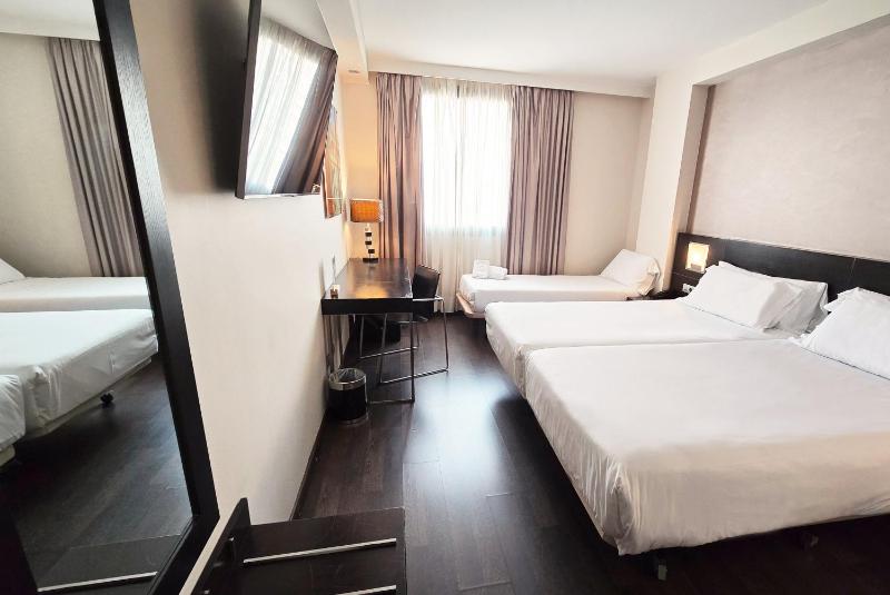 Twin Room with Extra Bed image 1