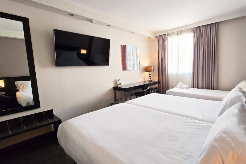 Twin Room with Extra Bed image 3