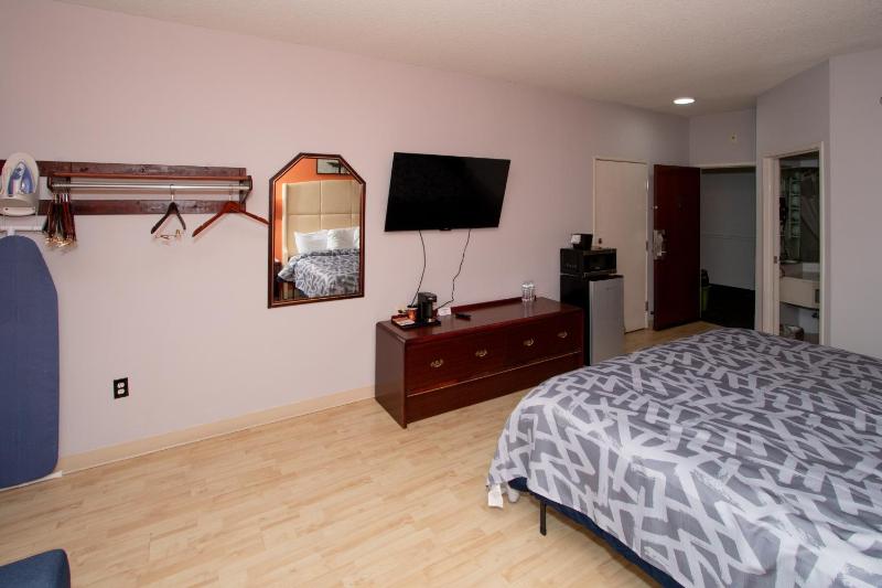 King Room - Non-Smoking image 3