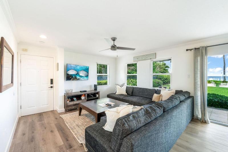 7 Mile Beach 2BR Ground Floor Oceanfront Condo with Pool and large Patio Sleeps 6 - image 8