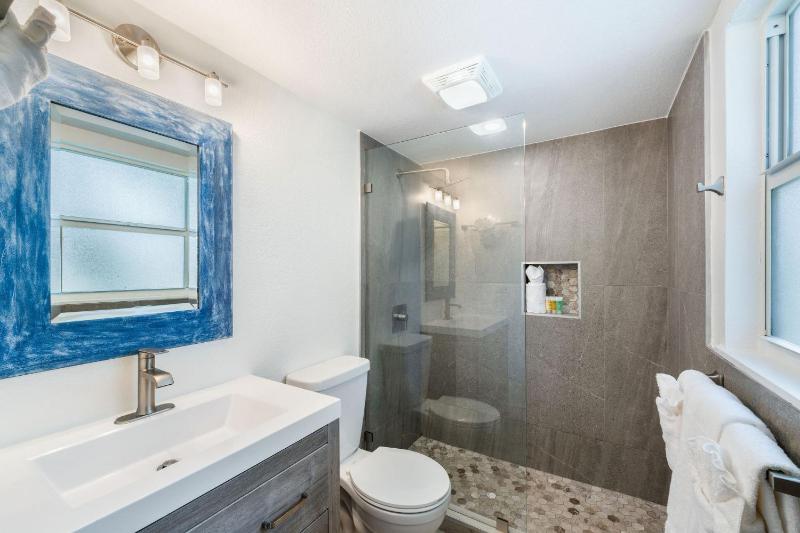 7 Mile Beach 2BR Ground Floor Oceanfront Condo with Pool and large Patio Sleeps 6 - image 9