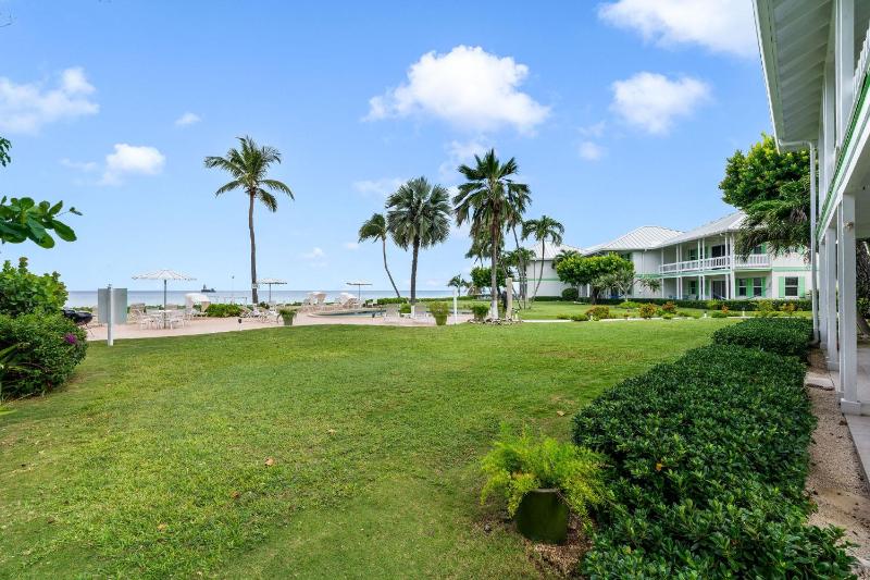 7 Mile Beach 2BR Ground Floor Oceanfront Condo with Pool and large Patio Sleeps 6 - image 10