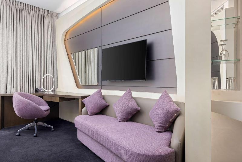 Deluxe King Room image 3