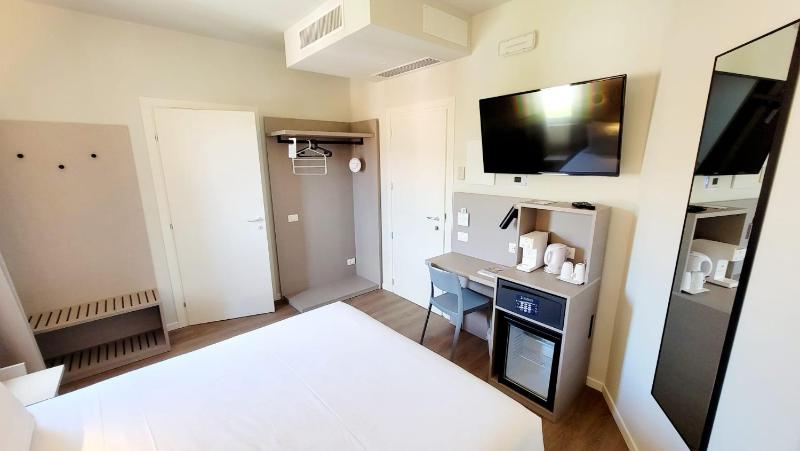 Double or Twin Room Standard image 4