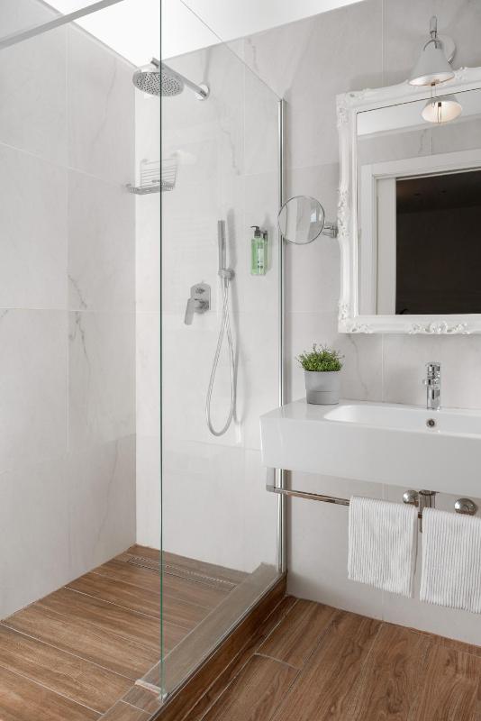 S - SUITE D image 4