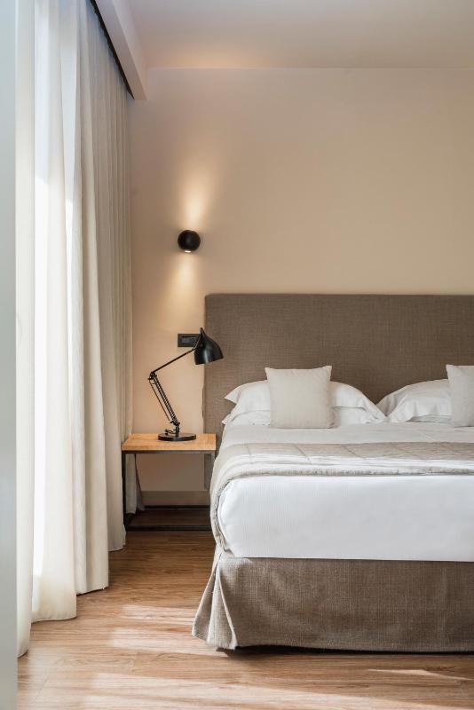 S - SUITE D image 3