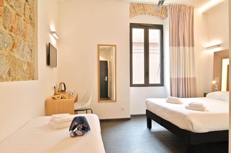 Triple Room (1 Double Bed + 1 Single Bed) image 1