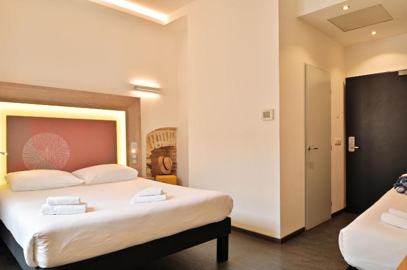 Triple Room (1 Double Bed + 1 Single Bed) image 4